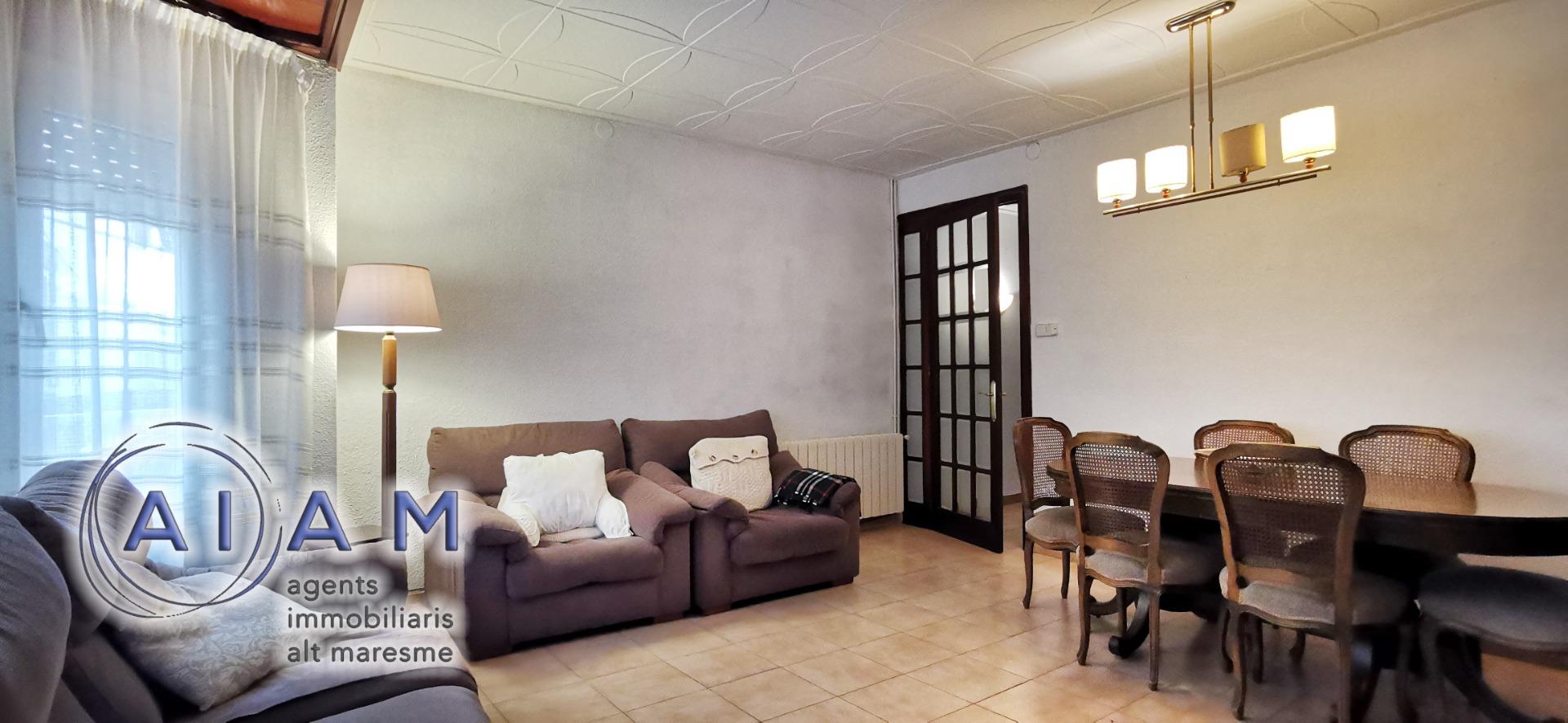 Building with premises and duplex housing on Església street