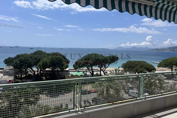 JUAN LES PINS, RENOVATED 5-ROOM APARTMENT FACING THE SEA