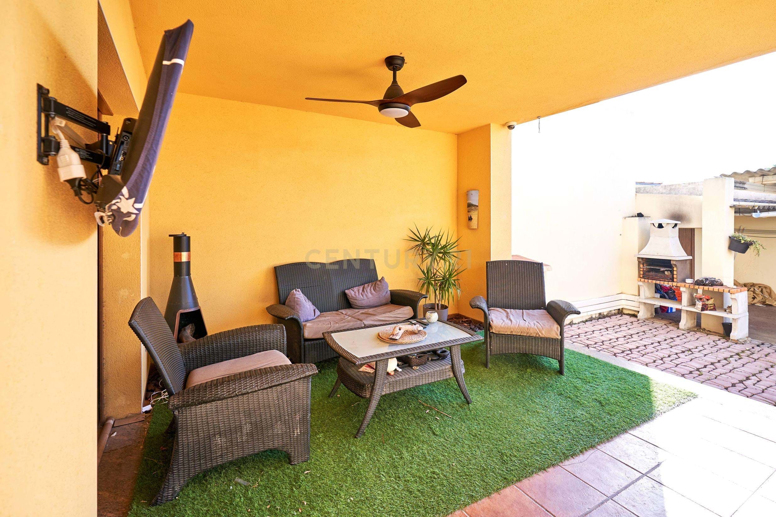 Corner house with 3 bedrooms and a large porch in Deltebre