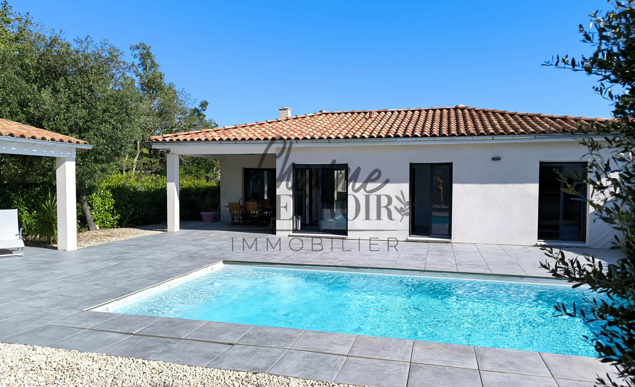 Contemporary villa 130 m2 of living space with swimming pool and outbuilding, quiet and not isolated, between Uzès and Barjac.