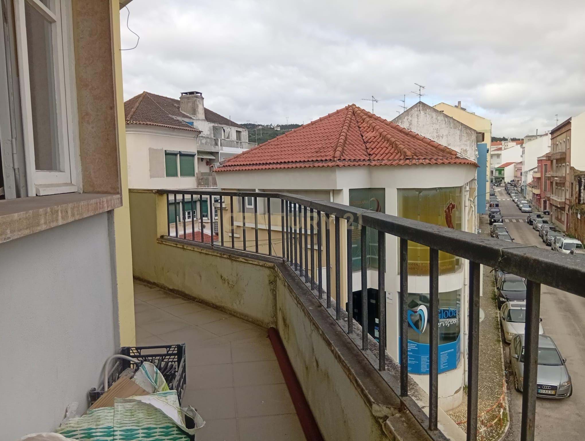 One bedroom apartment to renovate.