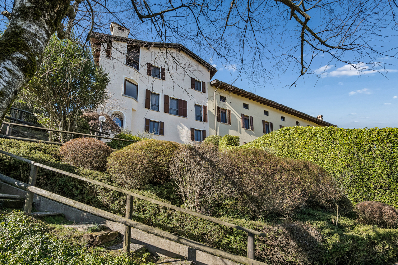 Charming core house with garden and lovely lake view