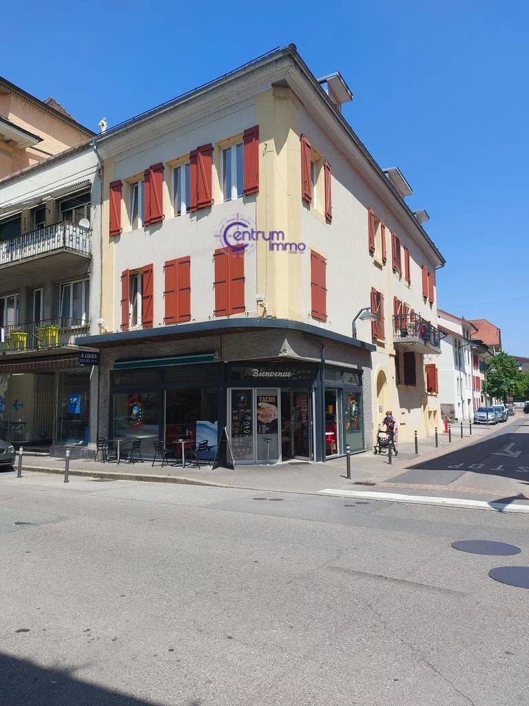 Building with 7 apartments and a commercial space