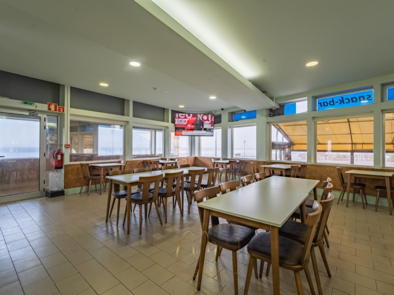 Restaurant on the 1st line of the beach in Aguçadoura with 385m2 - catering or conversion into apartments