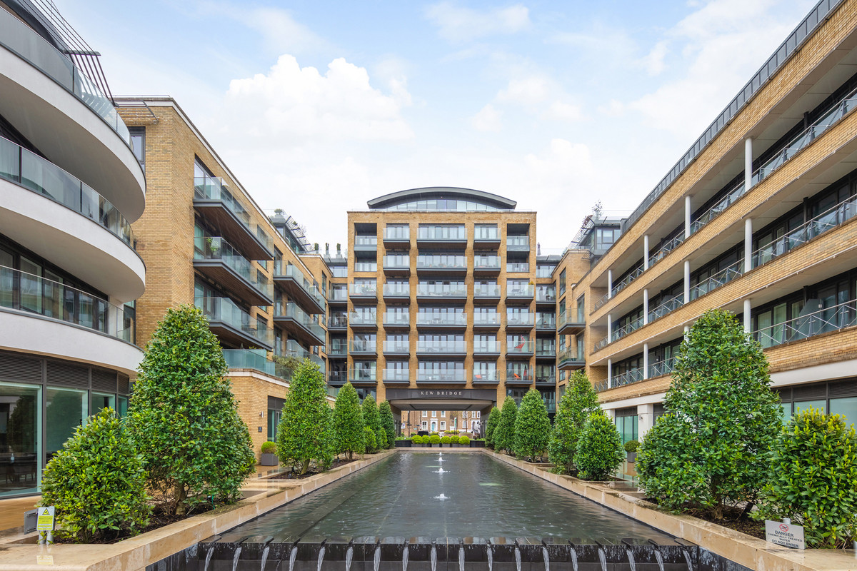 Penthouse: for sale in Brentford
