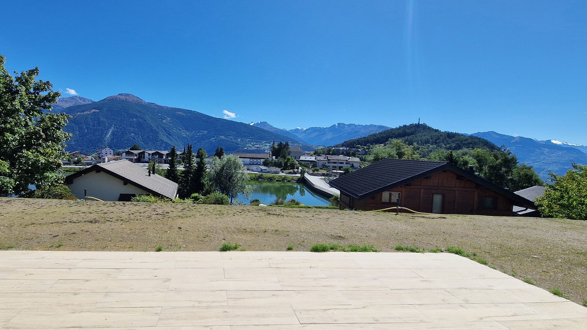 Lens. New villa of 5.5 rooms, view of Lake Louché and the Alps, 10 minutes from Crans-Montana, close to schools and shops