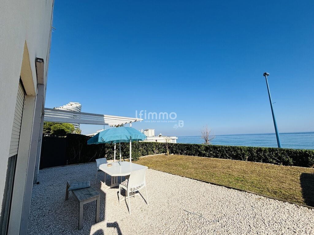 Beachfront, Apartment-house with garden 175 m²