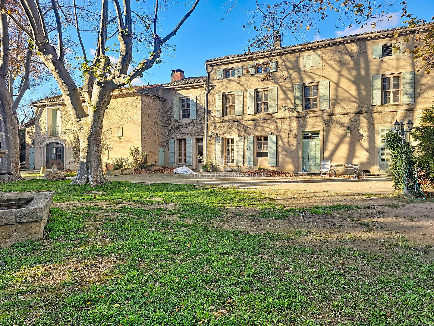 12-room property of 363 m2 10 minutes from Avignon