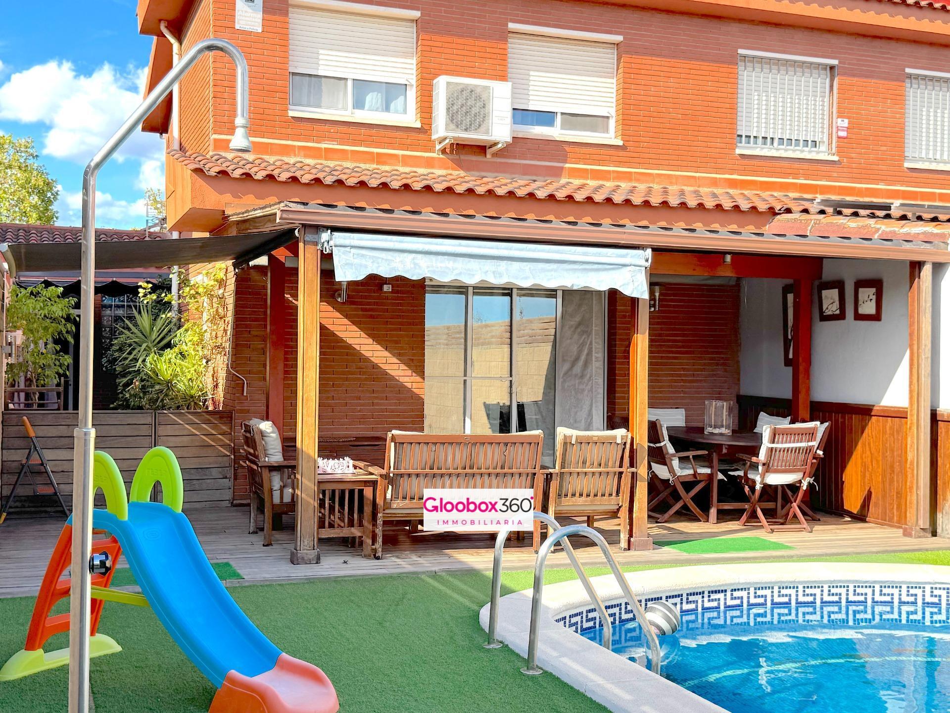 Modern townhouse of 159 m2 with 4 bedrooms, 3 bathrooms, garage, private garden with swimming pool, barbecue and chill-out. In r…