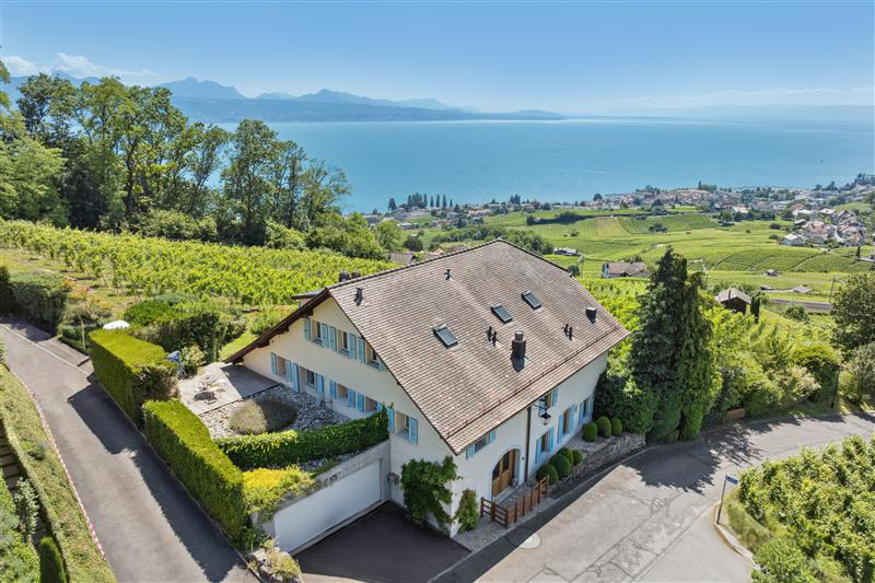 In the heart of the vineyards, an exceptional winegrower's house facing Lake Geneva