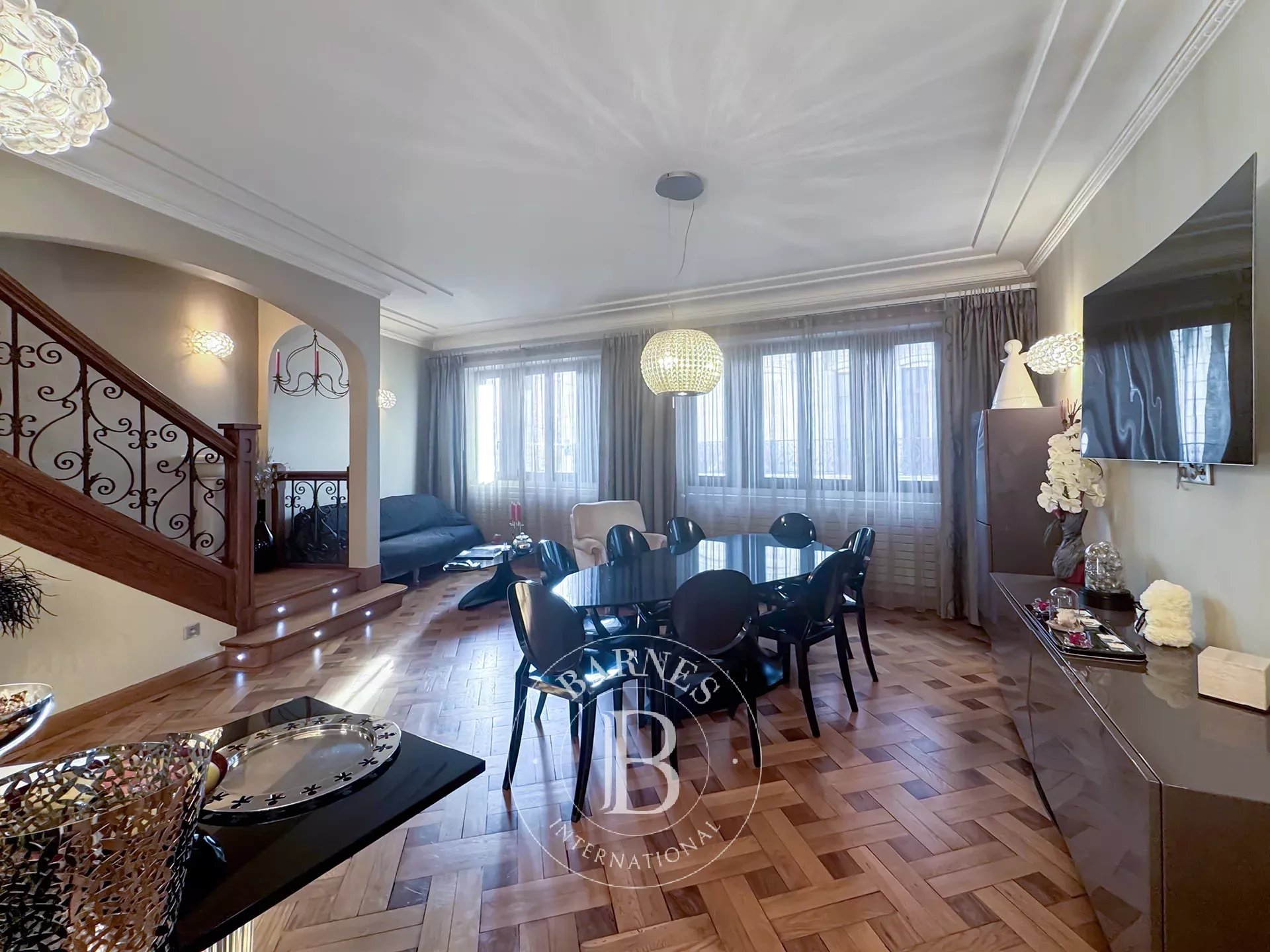 BARNES Aix-les-Bains - AIX-LES-BAINS - CITY CENTER - BUILDING WITH 2 APARTMENTS AND COMMERCIAL PREMISES - 254 SQM