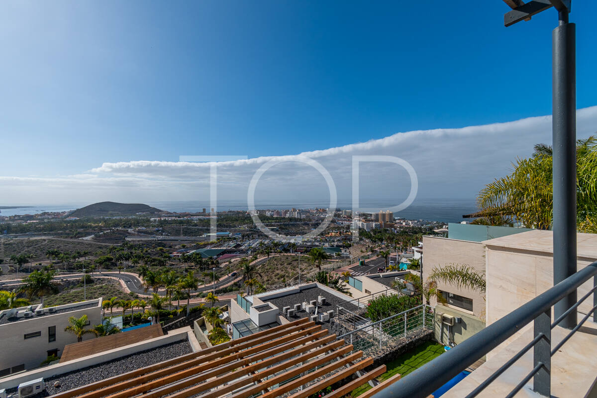 Spacious three-bedroom apartment with magnificent sea views in Caldera del Rey