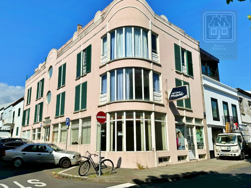 LARGE BUILDING FOR SALE with COMMERCIAL AREA, WAREHOUSE and 9 APARTMENTS - Ponta Delgada, São Miguel Island, Azores