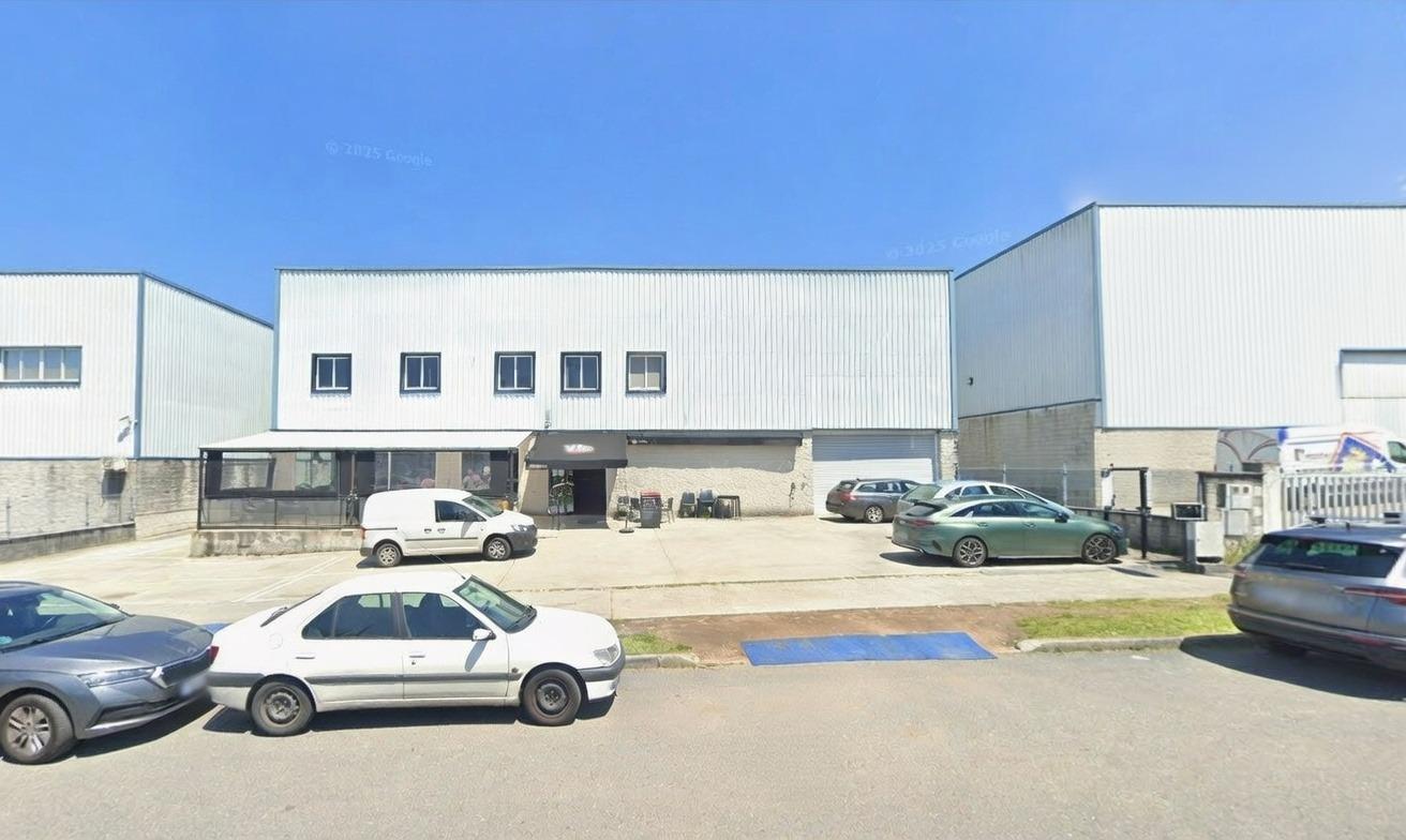 Spacious Industrial Warehouse in Lugo with a rental contract!