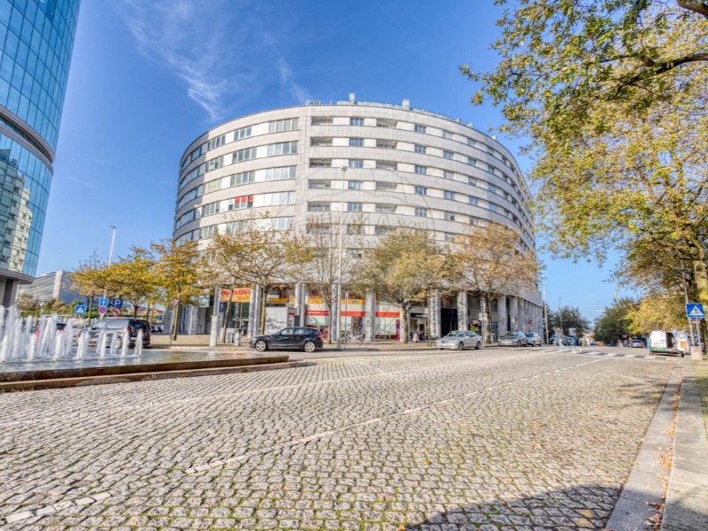 Commercial for sale in Cidade da Maia, Portugal