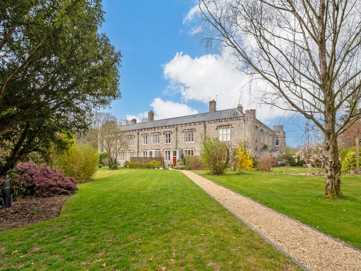 Terraced House: for sale in Southampton