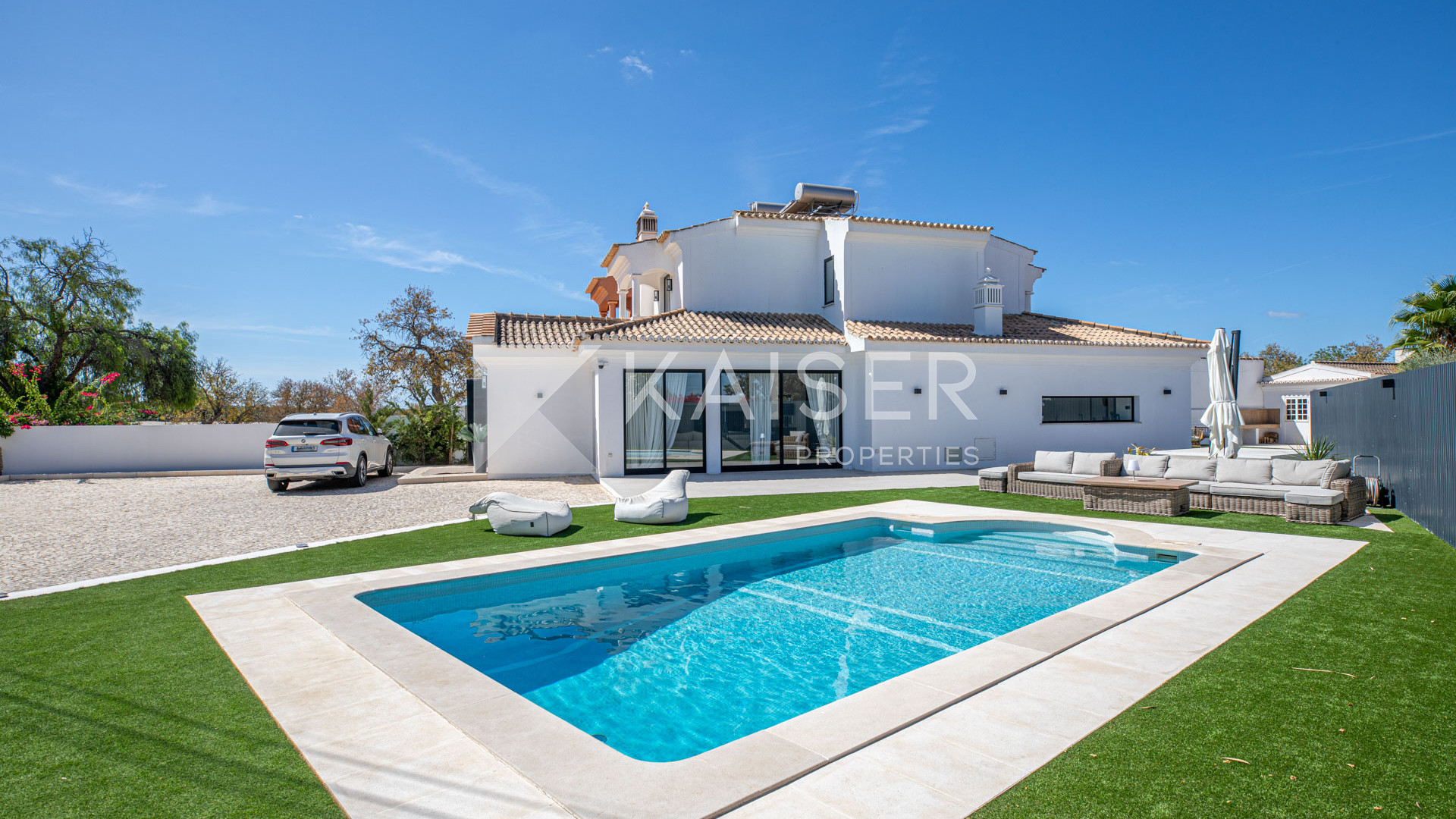 Fantastic semi-detached villa completely renovated with pool and annex