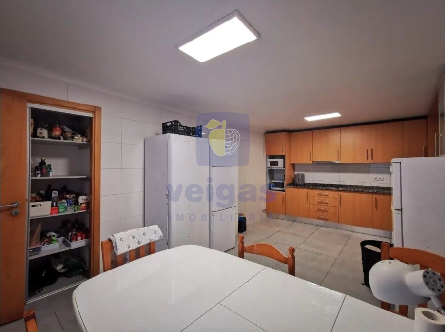 Property for investment! Building with 2 apartments and outdoor space in Avenal – Caldas da Rainha.