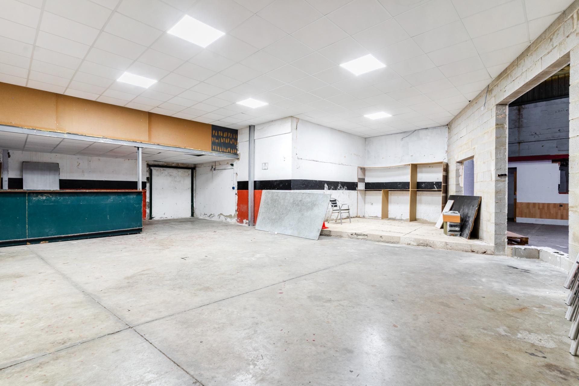 Industrial warehouse in Fadricas industrial estate with 475 meters of plot and 400 meters built