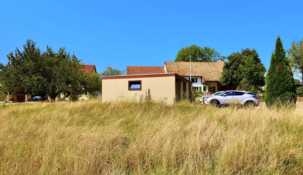 In the village of Bure 3 garages on a building plot for sale