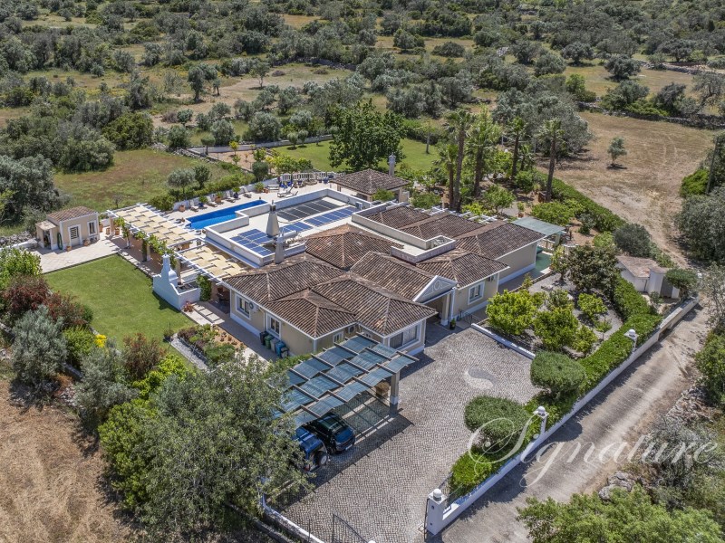 Luxury 4-bedroom single-storey villa in Santa Bárbara de Nexe