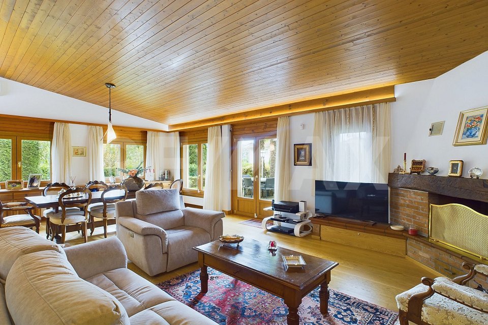 Casa bifamiliare a reddito convertibile in casa unifamiliare