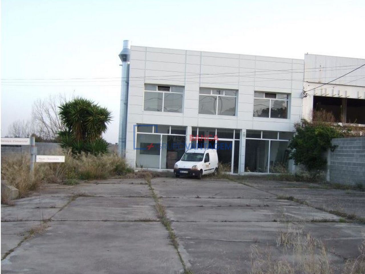 Building for services, 3 floors with 1080m2 in Caia, Elvas