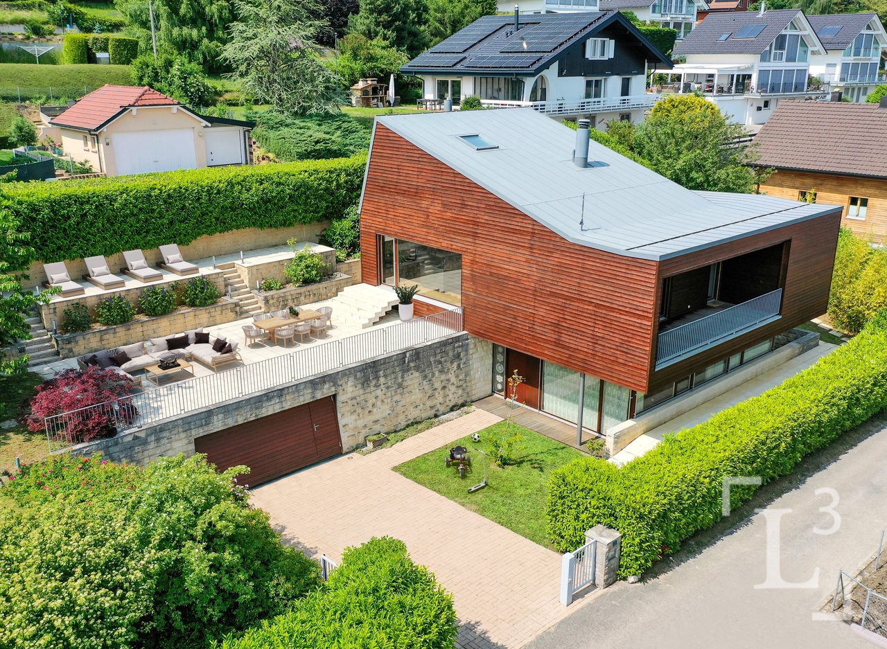 Detached villa with open lake views