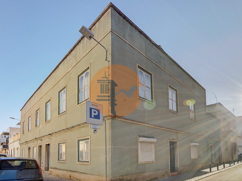 Building situated in the Centre of Vila Real de Santo António, consisting of 6 fractions to retrieve.