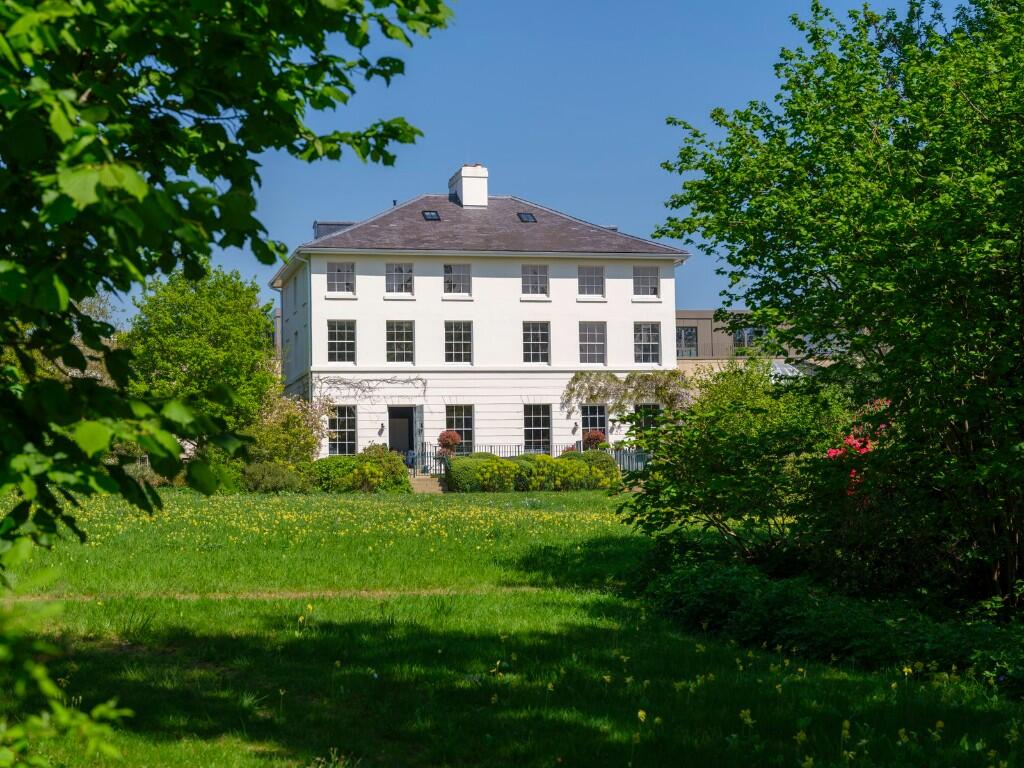 2-Bedroom Duplex Apartment for Sale in Oakhill House, Kent