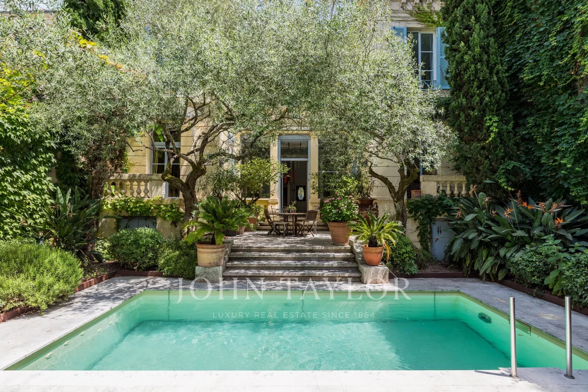 SUMPTUOUS MANSION - SWIMMING POOL - GARAGE - HYPER CENTER