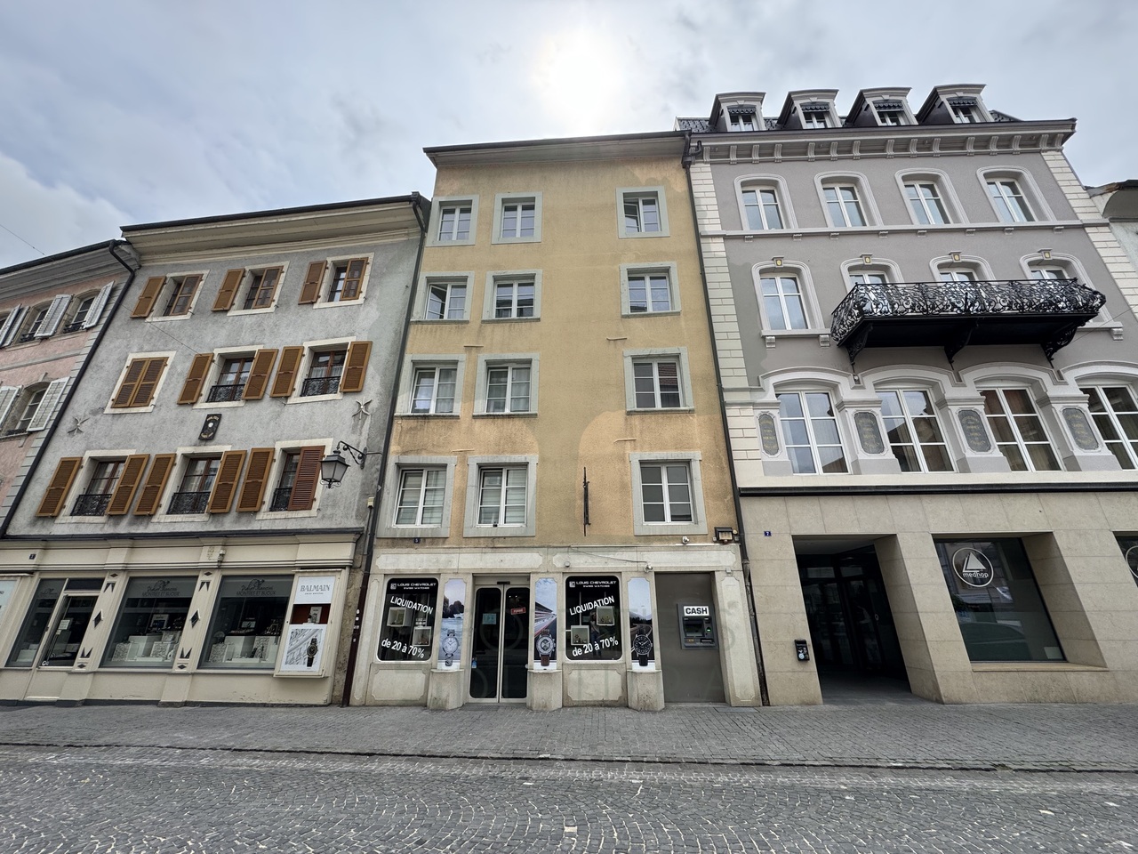 Investment property with 8 apartments & 2 commercial spaces