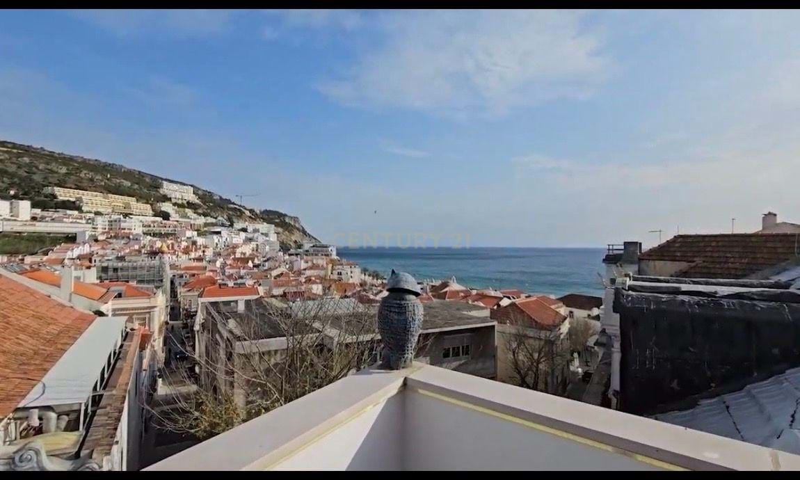 Renovated building in the historic centre of Sesimbra, with garage and lift