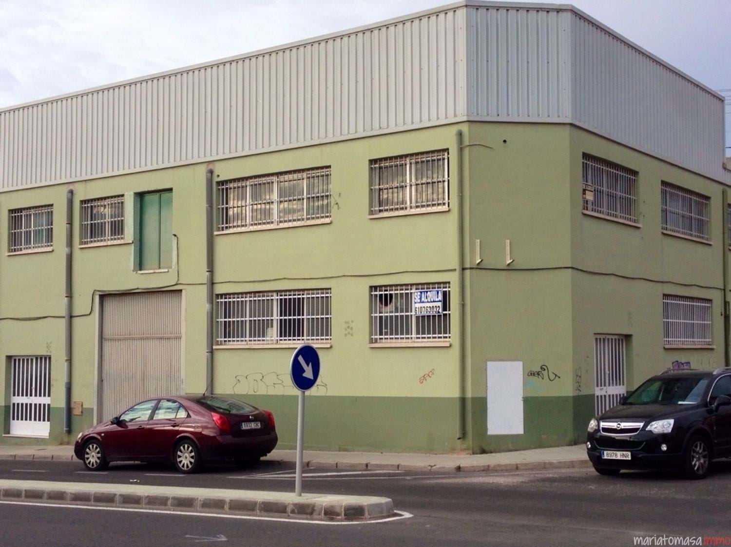 Industrial warehouse for sale on a two-storey corner – Spacious, bright and versatile