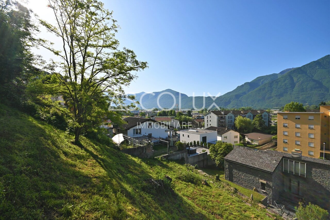 Building plot of 1,070 m2 with panoramic views | Baugrundstück von 1'070 m2 mit Panoramablick