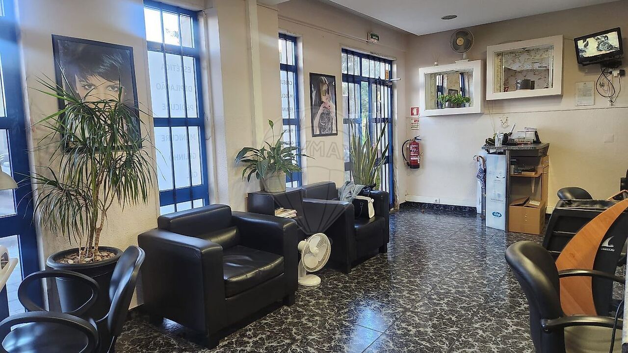 Commercial for sale in Algueirão–Mem Martins, Portugal