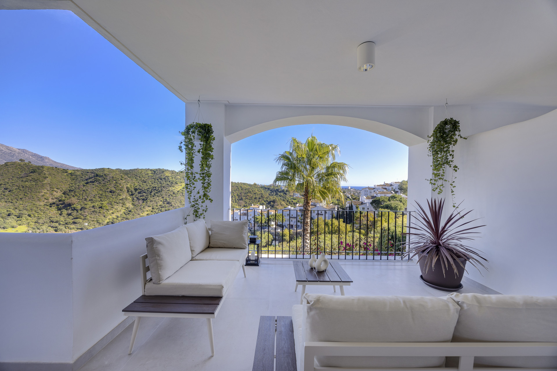 AWARD WINNING LUXURY REAL ESTATE AGENCY, ELEGANT 3-BEDROOM APARTMENT WITH BREATHTAKING VIEWS