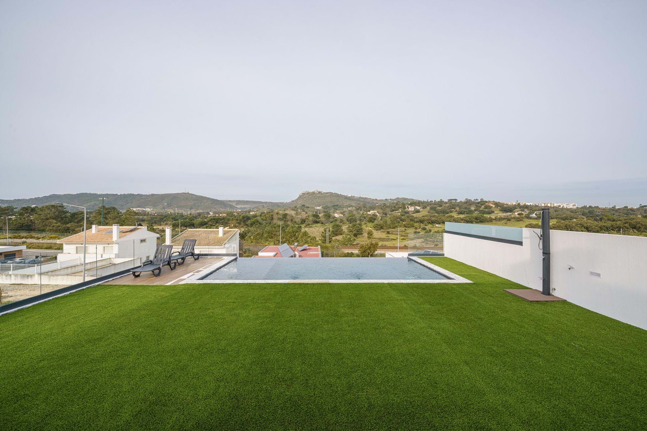 Brand new 3 bedroom single storey villa with pool and Serra-Setúbal views