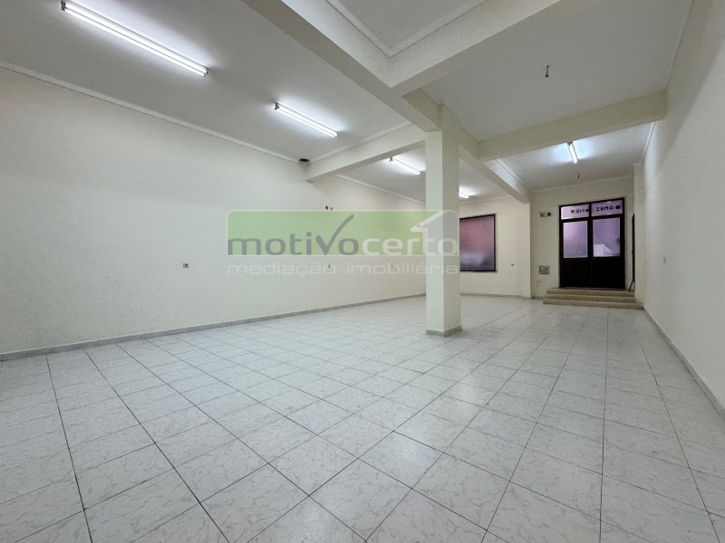 Shop with Smoke Outlet in Casal do Cotão. Excellent Opportunity in Sintra