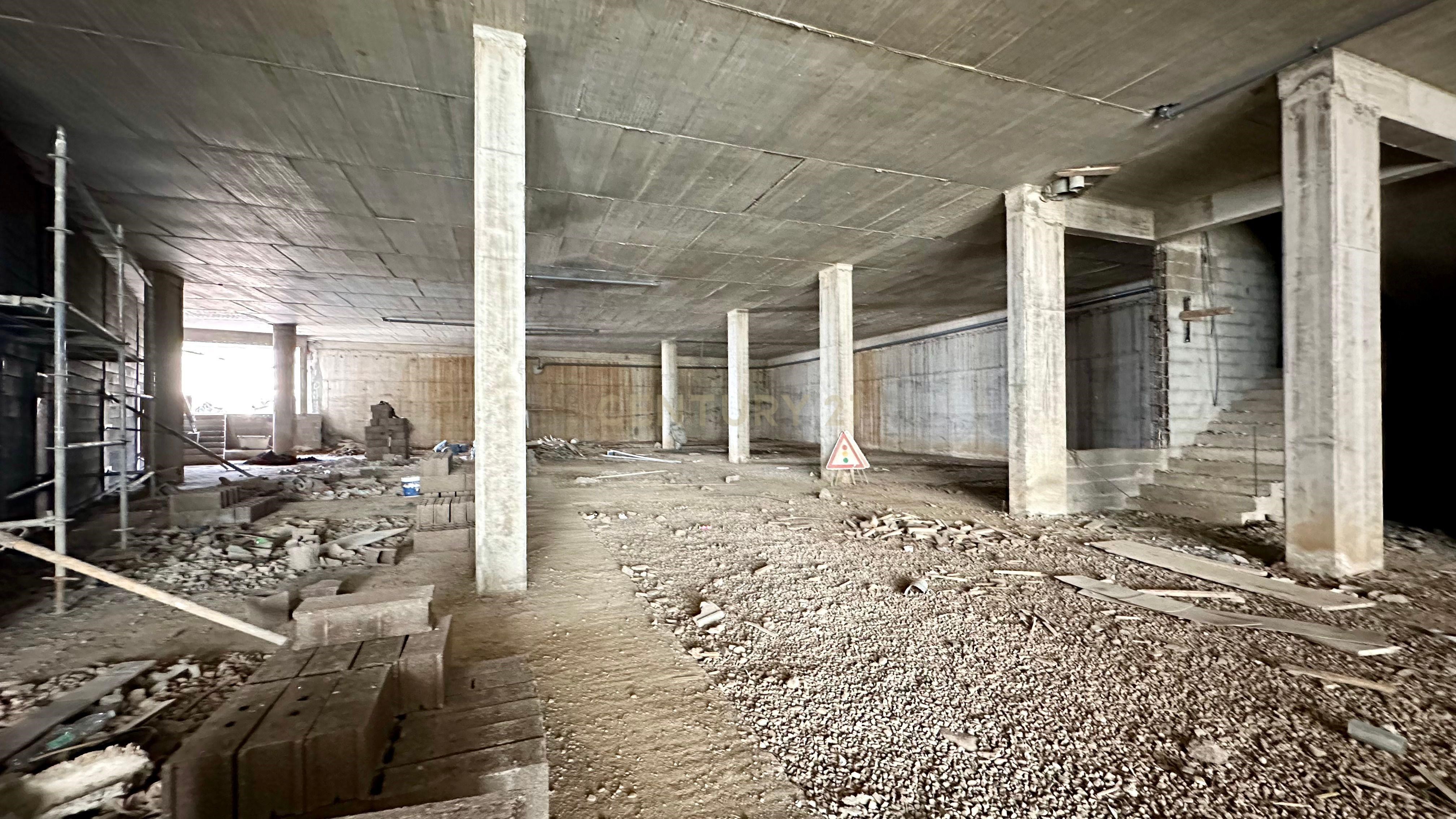 Commercial store with 696m2 - Machico