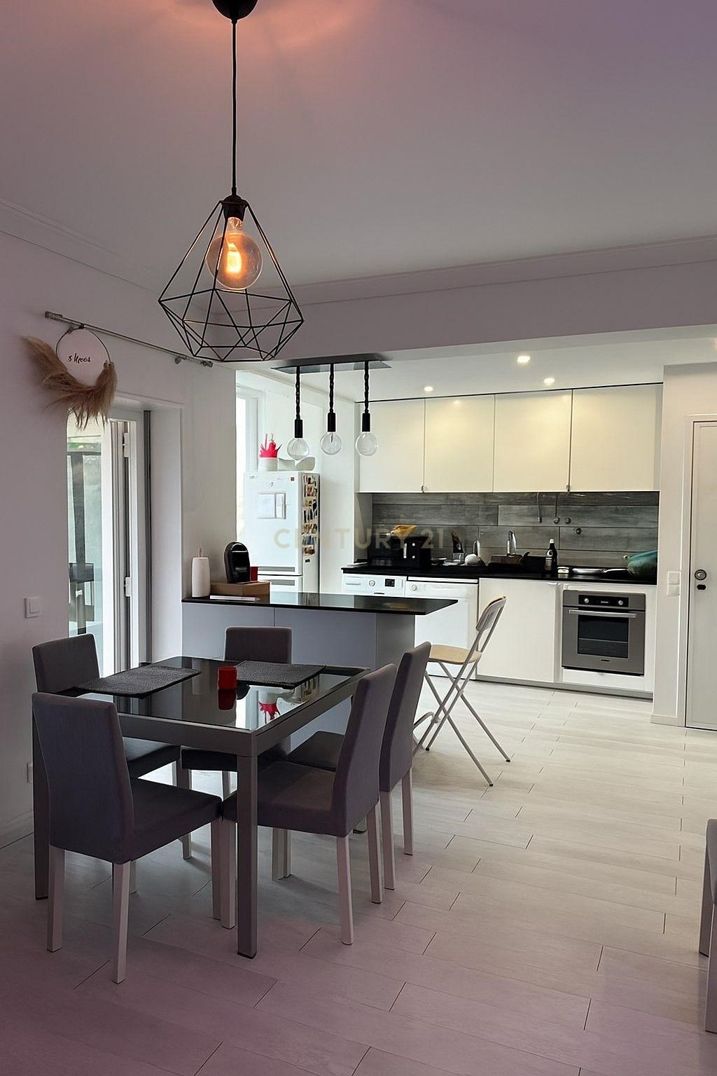 Cozy 2-Bedroom Apartment with Balconies and Great Sun Exposure in Cascais