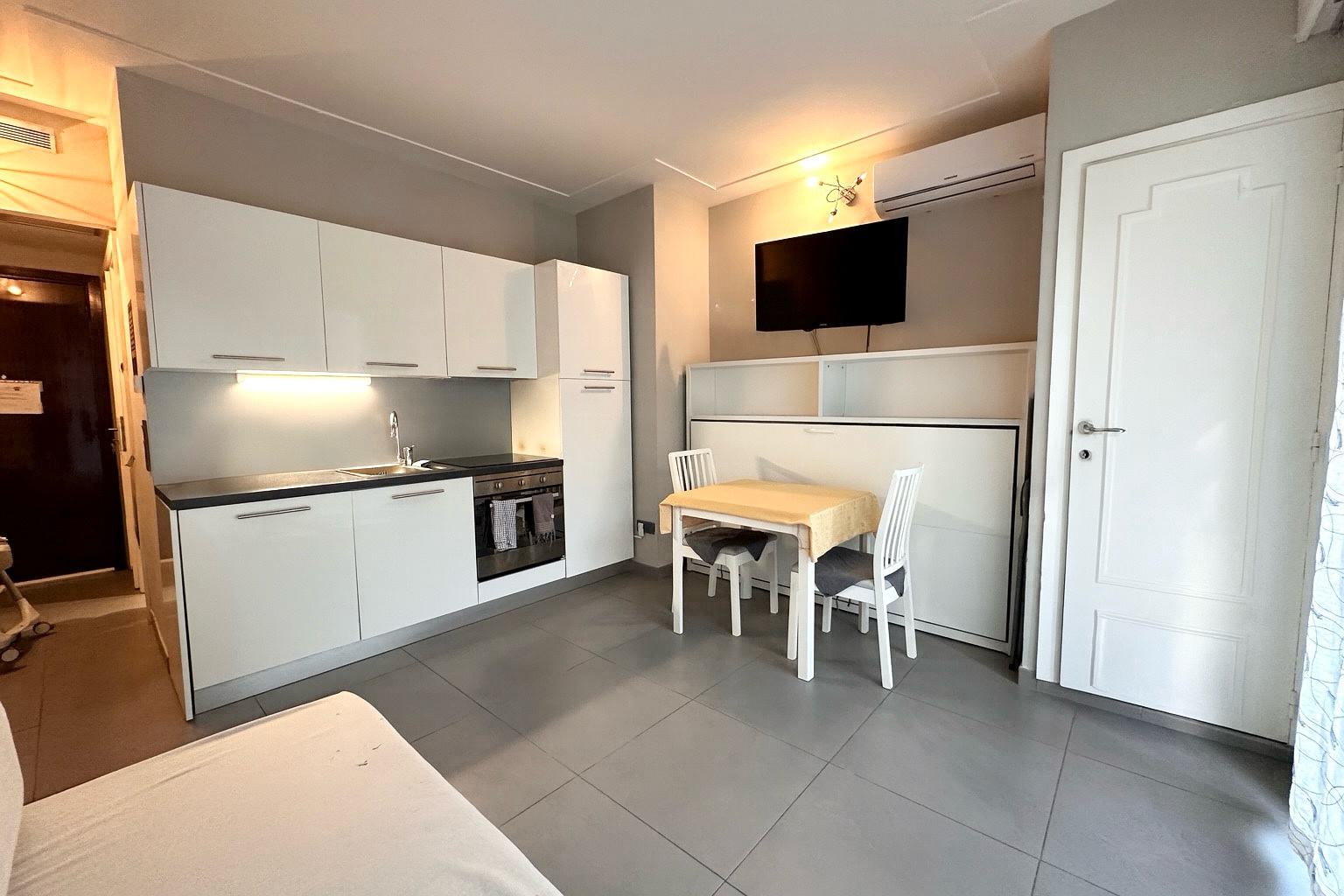 MENTON - Garavan. Ideal investment, Beautiful renovated studio with balcony in a beachfront residence.