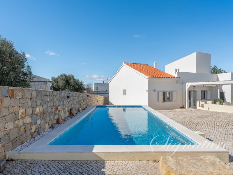 Tasteful 3-bedroom, single-story villa, just minutes from the charming village of Santa Bárbara de Nexe