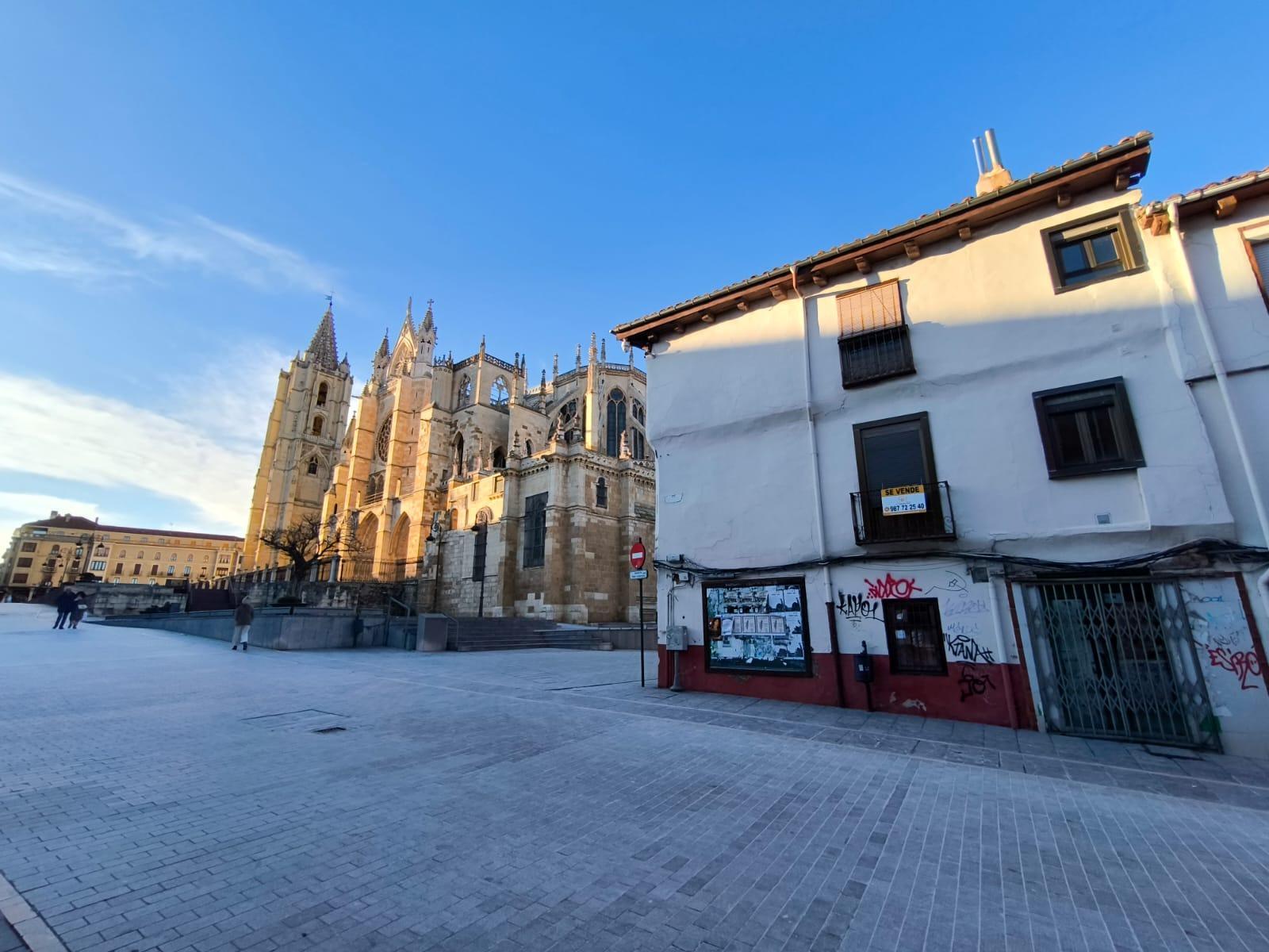BUILDING TO BE RENOVATED IN FRONT OF THE CATHEDRAL OF LEÓN