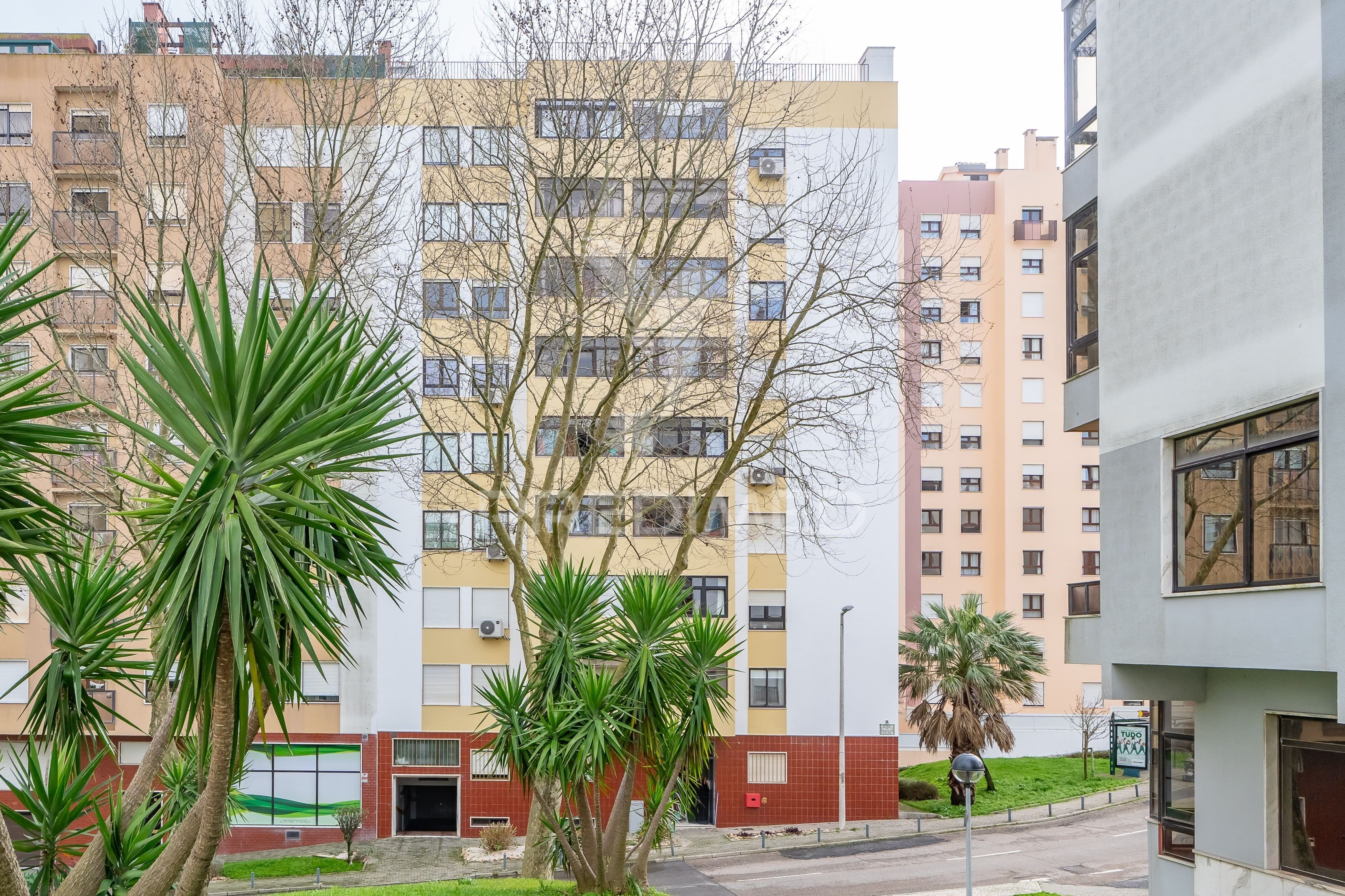 4 bedroom apartment in Alfragide with box (Quinta Grande)