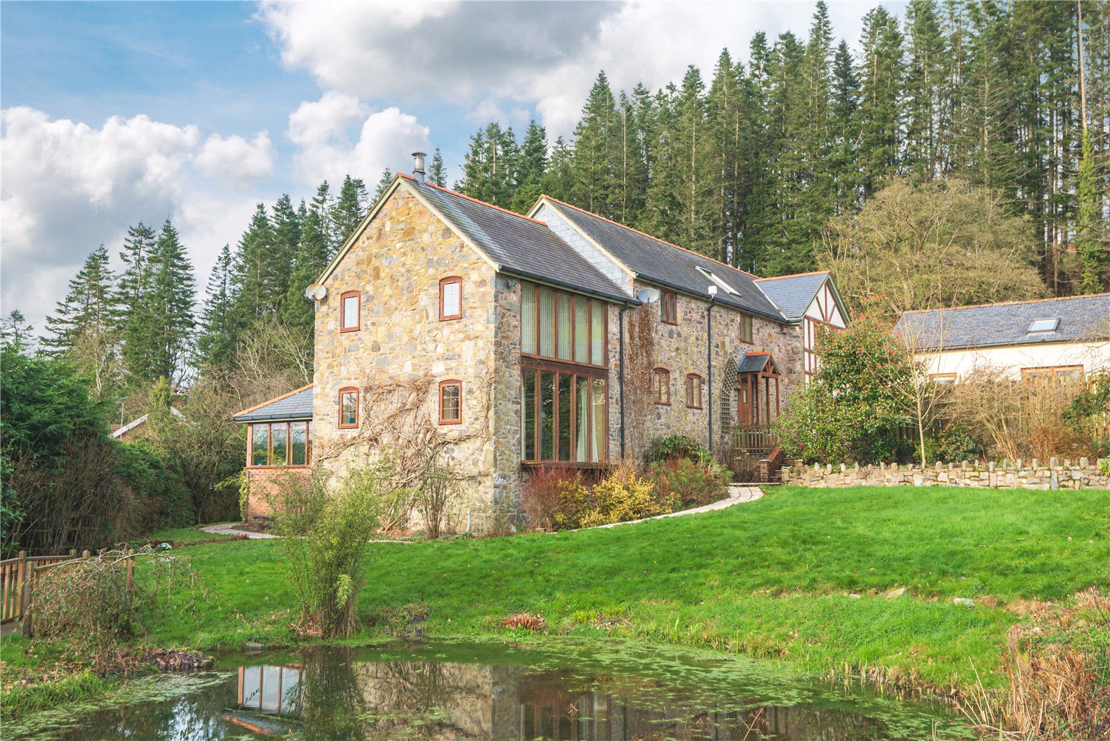 Detached House: for sale in Welshpool Powys