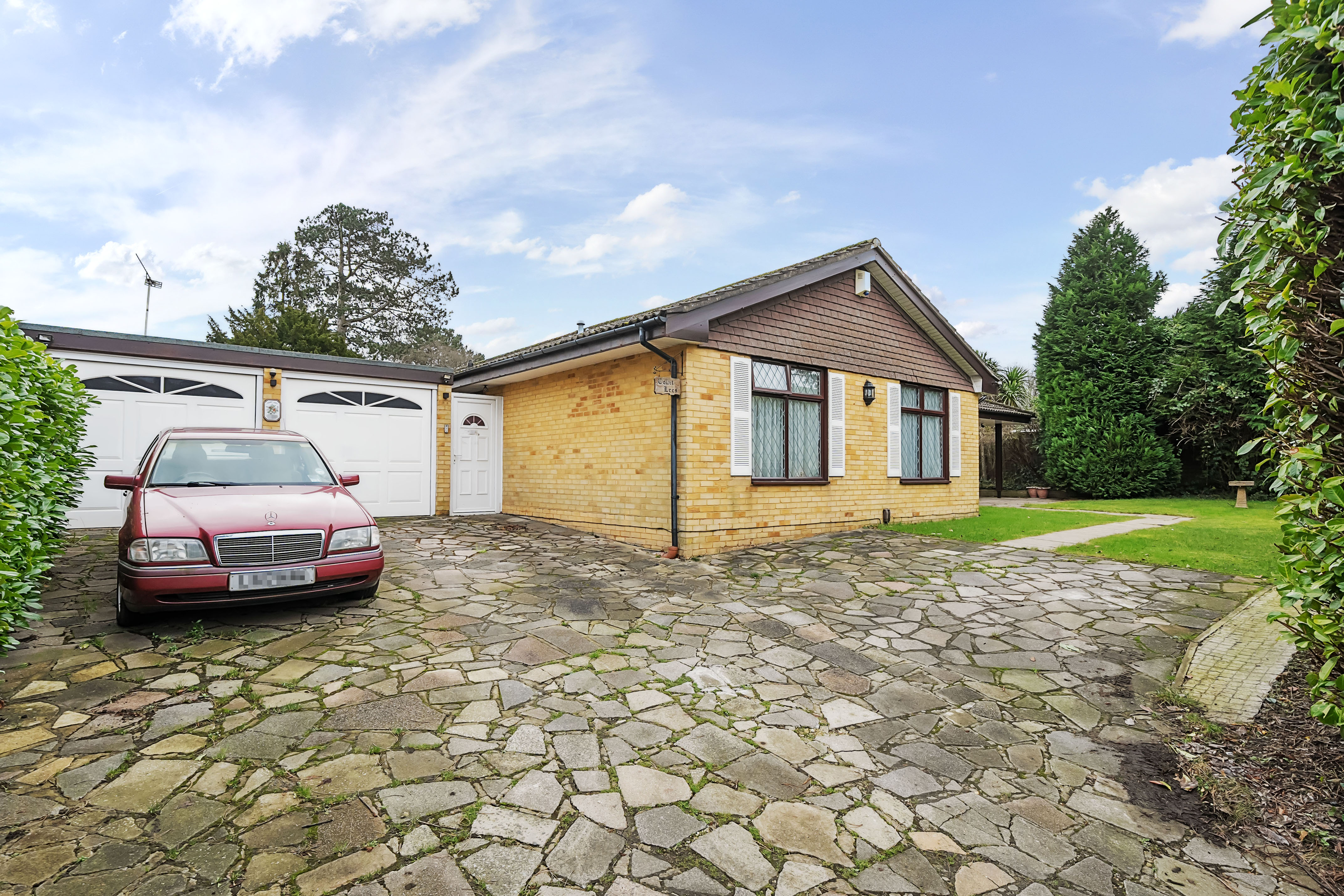 Detached Bungalow: for sale in Warlingham