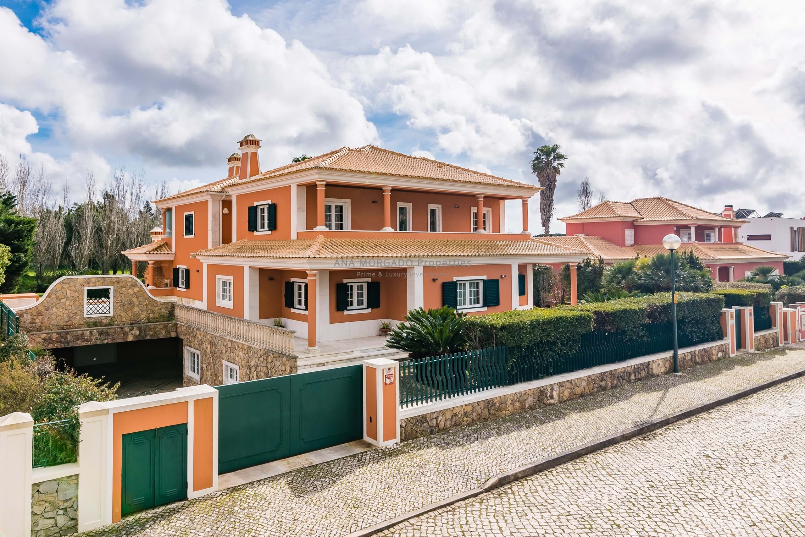 Luxury 5 Bedroom Villa in Quinta da Beloura: The Perfect Home for Your Family