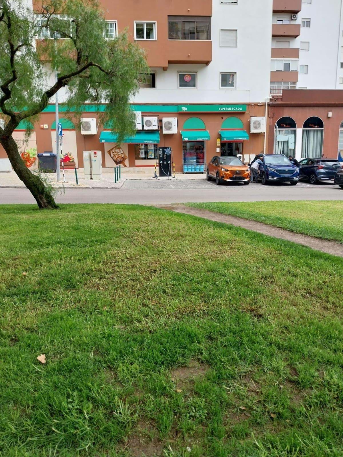 Prime Commercial Space in Setúbal, Seixal - 420m² for Sale!