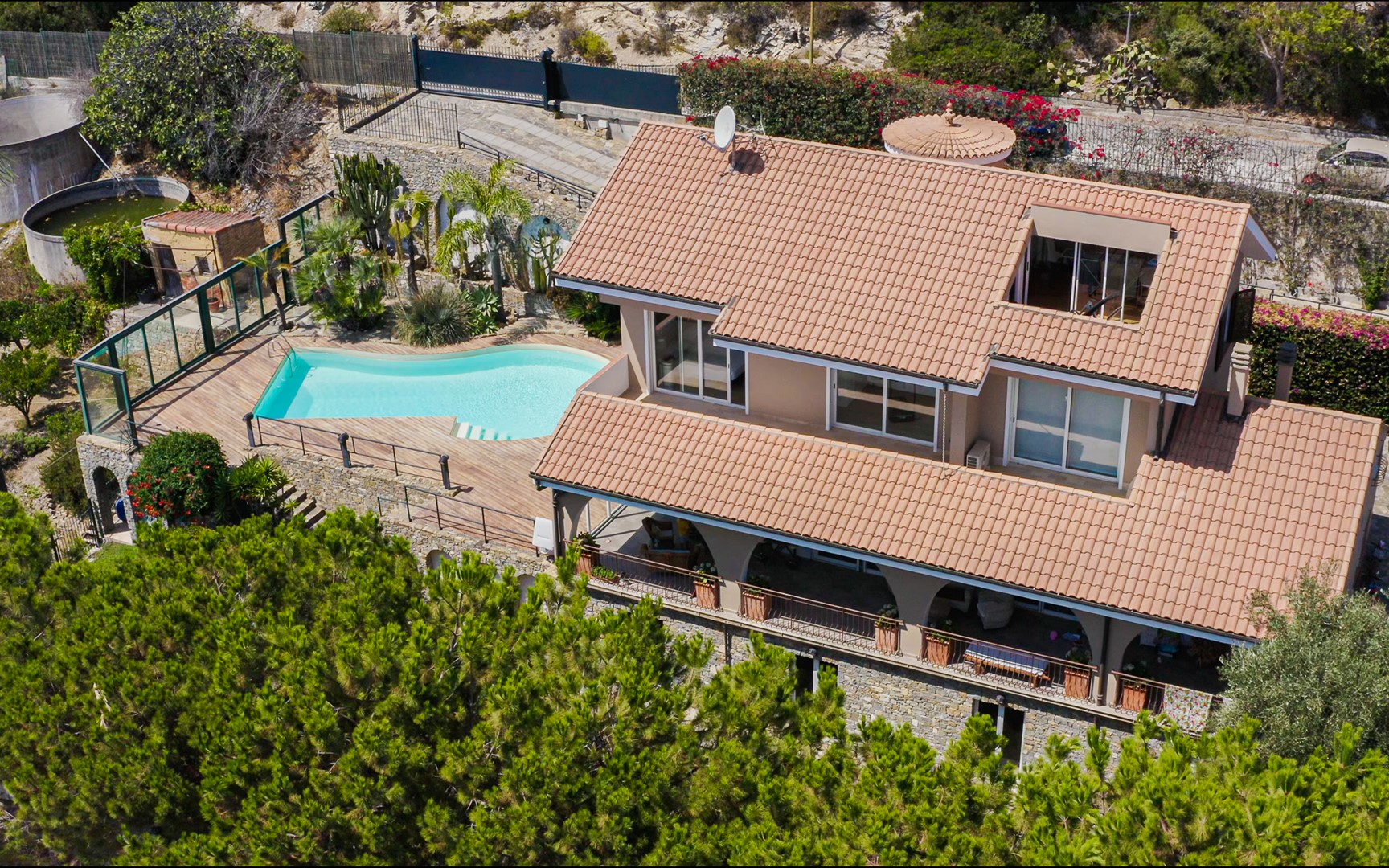 AG-DOM 1487 - Villa with swimming pool overlooking the sea for sale in Ospedaletti